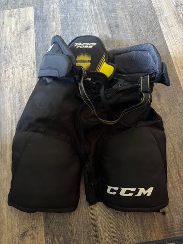 Used Junior Small/Medium CCM Tacks 7092 Girdle