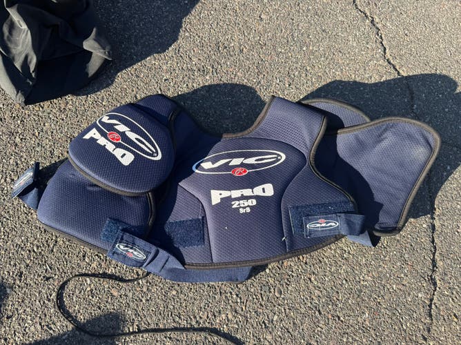 Men's Small Senior Vic Shoulder Pads (Used)