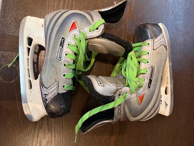 Bauer Vapor XVI Hockey Skates Extra Wide Width Size 4.5 (Used)