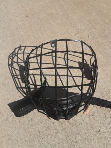 Medium Bauer FM3000 Full Cage (Used)
