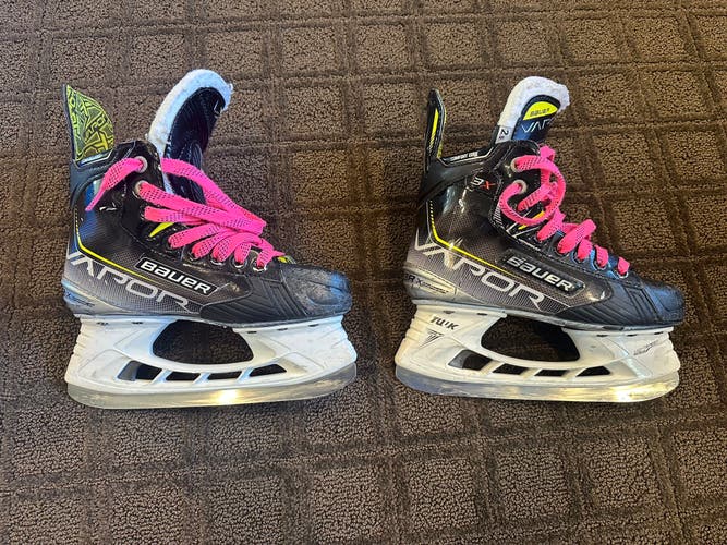 2021 Bauer Vapor 3X Hockey Skates Regular Width Size 2.5 (Used)