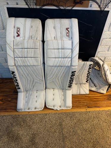 34" Vaughn V10 Pro Carbon Goalie Leg Pads (Used)