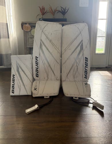 30" Bauer Vapor X5 Pro Goalie Leg Pads and Senior X5 Pro Blocker (Used)