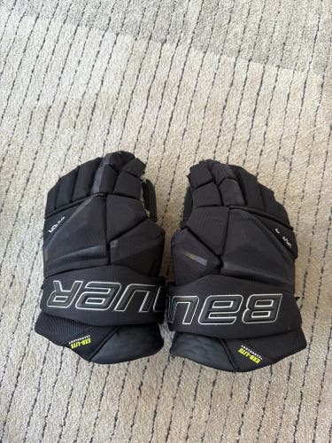 Bauer Vapor Hyperlite Gloves 13" (Used)