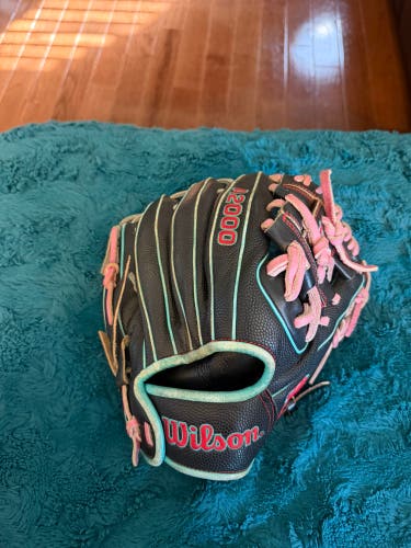 Wilson RH Infield A2000 Baseball Glove 11" (Used)