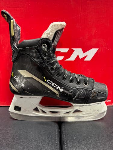 CCM Classic SE Hockey Skates Regular Width Size 5 (Used)