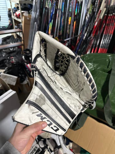 CCM R1.5 Goalie Glove Regular (Used)
