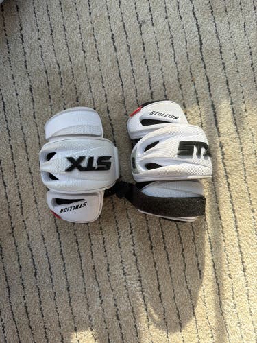 Medium Youth STX Stallion 900 Arm Pads (Used)