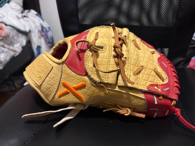2024 RH Pitcher's Baseball Glove 12.5" (Barely Used)
