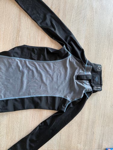 Shock Doctor Base Layer/Neck Guard shirt - Girls M