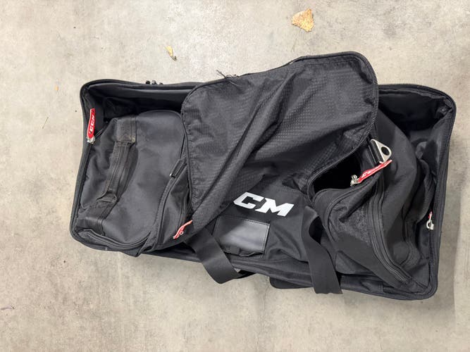 CCM wheeled referee Bag (Used). Broken zipper