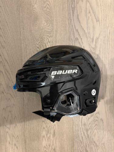 Medium Bauer Re-Akt 150 Helmet (New)