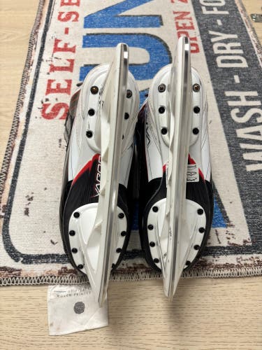 2025 Bauer Vapor Fly30 Hockey Skates Regular Width 7.5 (Used) - unused laces included