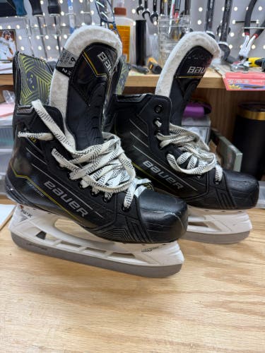 2024 Bauer Supreme M40 Hockey Skates Regular Width 6.5 (Used)