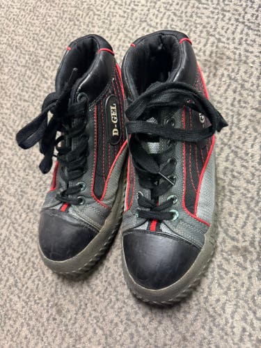 (Used) D-Gel Gripper size 8 Broomball shoe