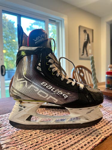 Bauer Vapor Hyperlite Hockey Skates size 6 Fit 2