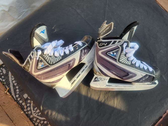 CCM Tacks Vector Hockey Skates Regular Width Size 5 (Used)