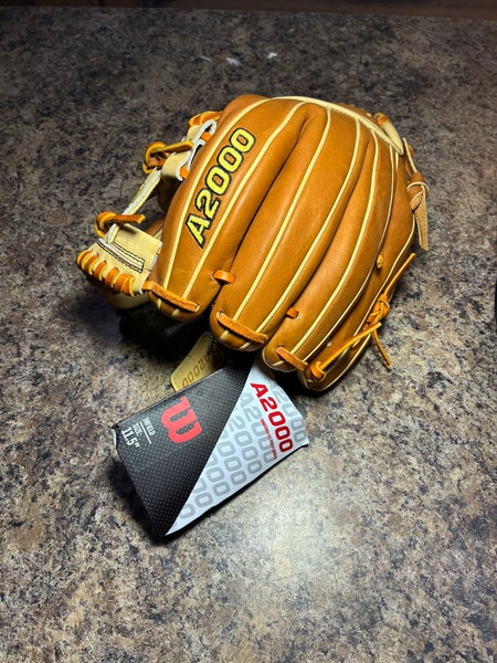 Wilson A2000 RHT NEW with TAGS/KEYCHAIN Infield Baseball Glove 11.5"