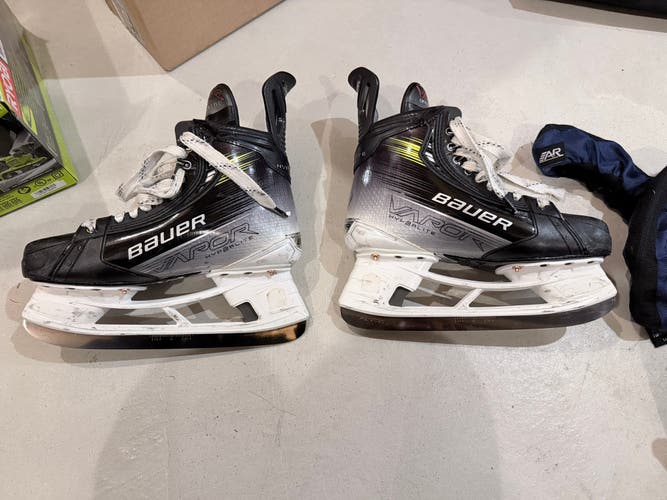 Bauer Vapor Hyperlite 2 Hockey Skates senior size 9 fit 2. Used for 9 months, fly-Ti blades.