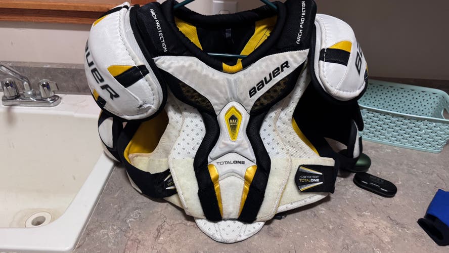 Medium Senior Bauer Supreme TotalOne Shoulder Pads (Used)