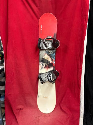 Snowboard: Morrow Radium 149 snowboard
Bindings: Atlantis
Size: Medium/ large