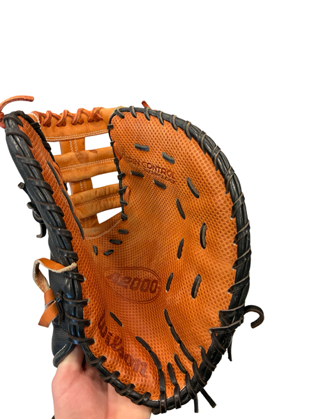 Used Wilson A2000 BB/SB First Base RH Throw Brown 12 1/2" 11682-S000141262