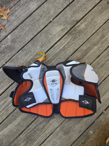 Men's Small Intermediate Easton ST6 Shoulder Pads (Used)