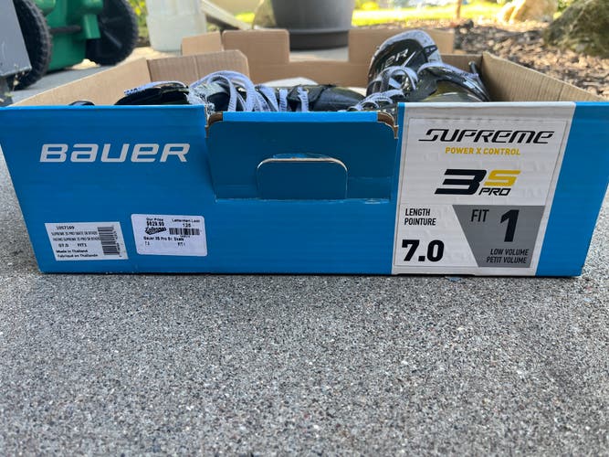 Black Bauer Supreme 3S Hockey Skates Regular Width 7 (Used)