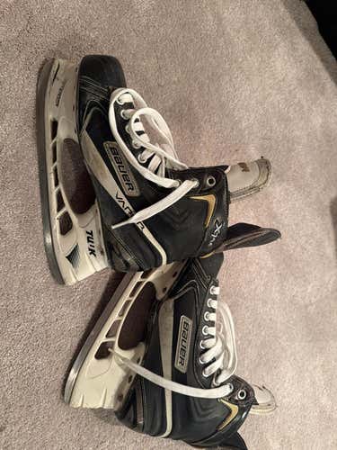 Black Bauer X7.0 LE Hockey Skates Regular Width 8 (Used)