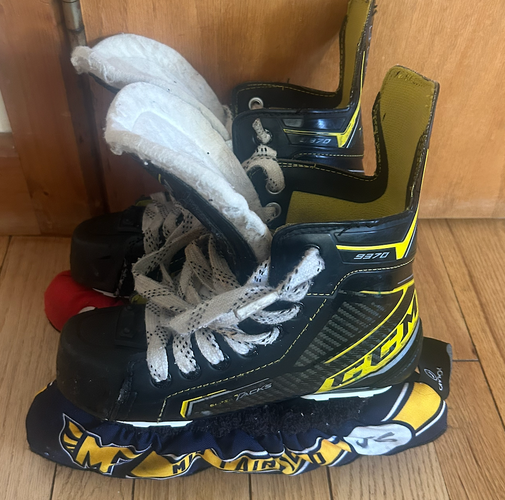 Black CCM Super Tacks 9370 Hockey Skates Regular Width Size 2.5 (Used)