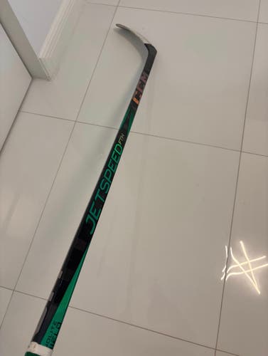 Intermediate CCM JETSPEED FTW Right Handed Hockey Stick P28 (Used)