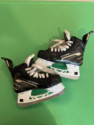 Intermediate CCM AS-580 Hockey Skates Regular Width Size 4.5 (Used)