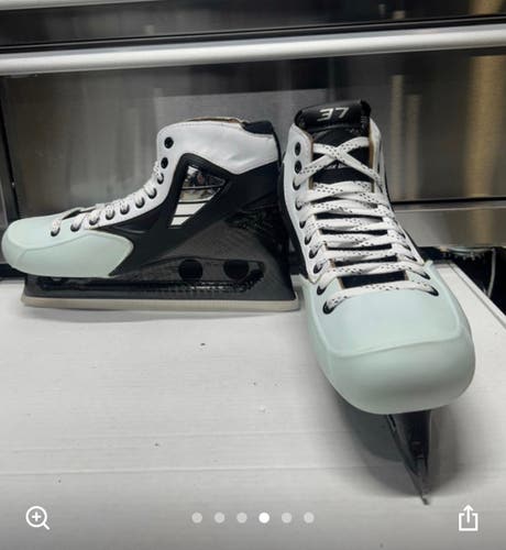 True One Piece Hockey Goalie Skates Regular Width Pro Stock 11 (New)
