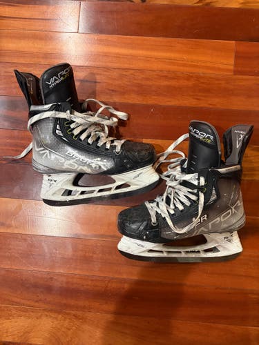 Bauer Vapor Hyperlite 2 Hockey Skates Regular Width 6.5 (Used)