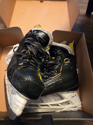 Black/Gray Bauer Supreme S25 Hockey Skates Regular Width Size 4 (Used)