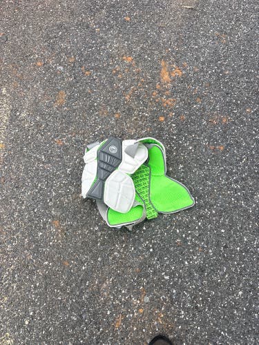 Medium Youth Maverik Shift Shoulder Pads (Used)