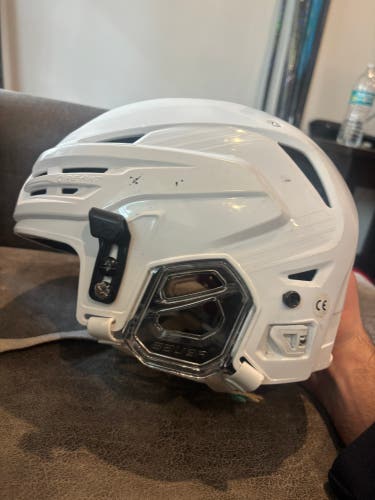 Medium Bauer Re-Akt 85 Helmet (Used)