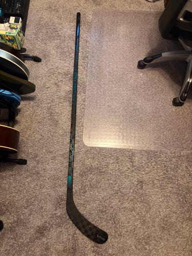 Senior CCM Vizion Right Handed Hockey Stick P29 70 Flex (New)