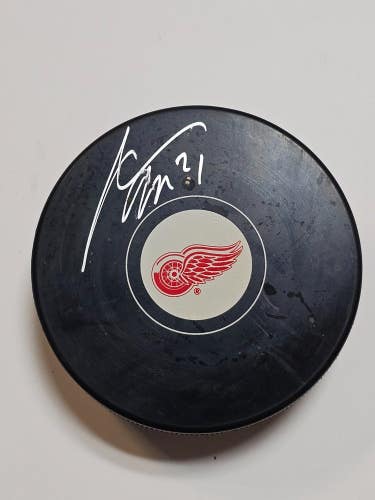 TOMAS TATAR Signed Detroit Red Wings AUTOGRAPHED NHL Hockey Puck