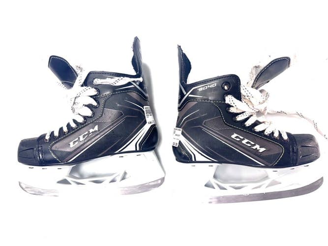 Used CCM 9040 Junior Hockey Skate Junior 02 11860-S000318094