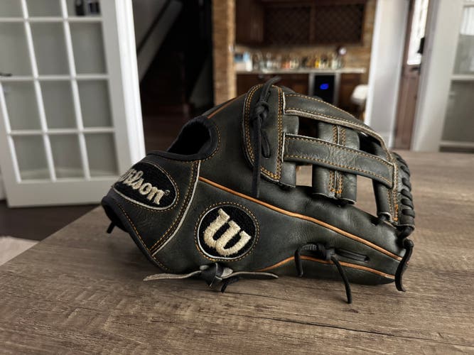 Wilson A2000 RH Infield Baseball Glove 11.5" (Used)