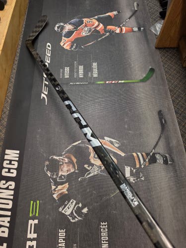 P29 | 70 Flex NEW! Senior CCM Ribcor Trigger Unleashed Pro Right Handed Hockey Stick Pro Stock (New)