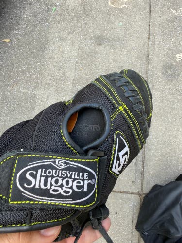 Louisville Slugger LS1201P RH Catcher's Baseball Glove 9" (Used)