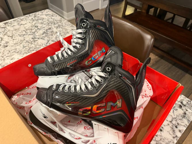 2025 CCM JetSpeed FT8 Pro Hockey Skates Regular Width 9 (New)