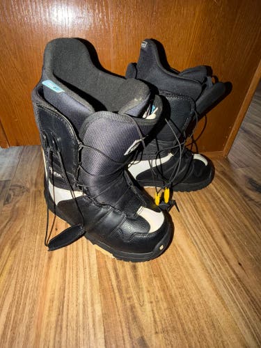 Women's Burton Mint Boa Snowboard Boots size 6.5 black