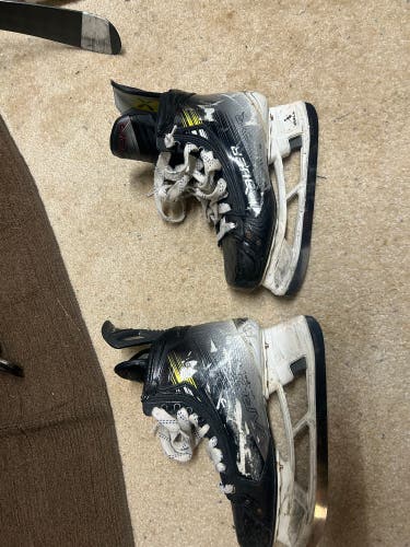 2023 Bauer Vapor Hyperlite 2 Hockey Skates Regular Width 9.5 (Used)