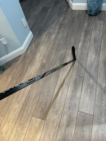Intermediate Bauer Vapor Hyperlite 2 Left Hand Hockey Stick P28 65 Flex (New)