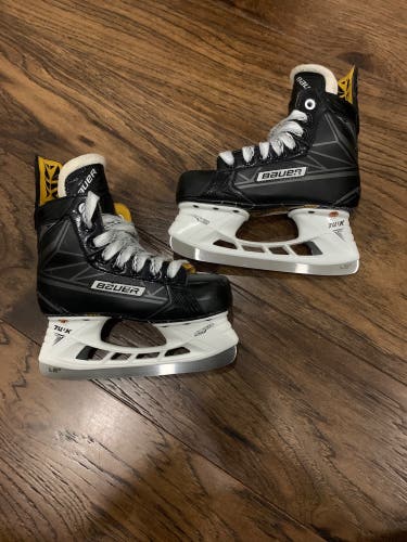 Bauer Supreme Comp Hockey Skates Regular Width Size 2.5 (New)