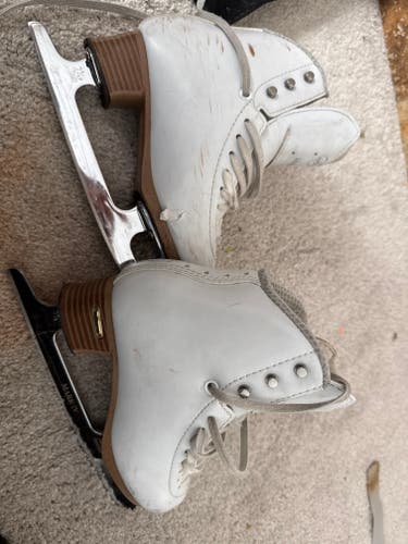 Jackson Ultima Figure Skates B Junior 1.5 (Used)