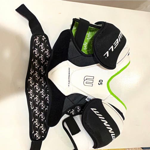 Men's Medium Senior Winnwell NXT Shoulder Pads (Used)